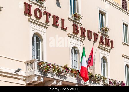 Perugia, Italien - 29. August 2018: Historische alte etruskische Gebäude des Stadtdorfes im Sommer mit Schild für das Hotel brufani Stockfoto