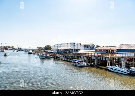 Mount Pleasant, USA - 11. Mai 2018: Charleston South Carolina mit Restaurants am Wasser auf Booten des Bay Shem Creek Stockfoto