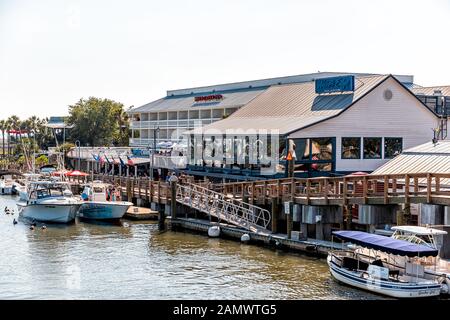 Mount Pleasant, USA - 11. Mai 2018: Charleston South Carolina mit Restaurants am Wasser am Shem Creek und Booten Stockfoto