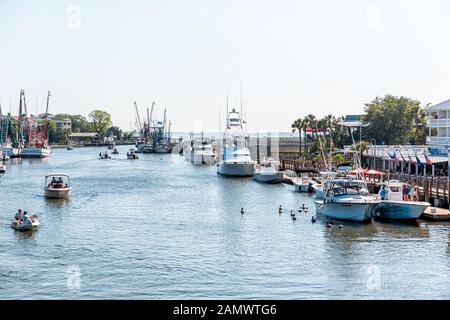 Mount Pleasant, USA - 11. Mai 2018: Charleston South Carolina mit vielen Restaurants am Wasser auf Shem Creek Booten Stockfoto