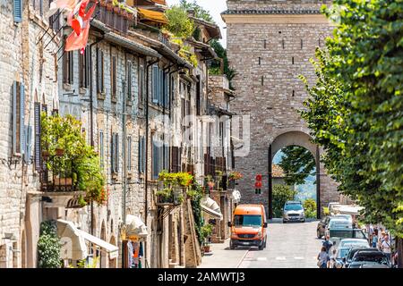 Assisi, Italien - 29. August 2018: Stadtstreifenlandschaft Umbrien der Straße im sonnigen Sommertag im historischen Dorf St Francis Stockfoto