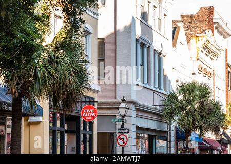 Charleston, USA - 12. Mai 2018: Downtown City King Street in South Carolina am Abend in der südlichen Stadt mit bunten Gebäuden und Schild für Restaurants Stockfoto