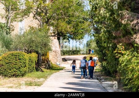 Assisi, Italien - 29. August 2018: Dorf Stadt in Umbrien mit Weg in der Nähe der Kirche San Damiano während des sonnigen Sommertags und Gruppe von Menschen Familie Stockfoto