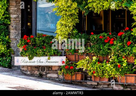 Assisi, Italien - 29. August 2018: Historisches Dorf in Umbrien Italien während der Sommertagstraße und Schild für Restaurant ristorante san frencesco by e Stockfoto