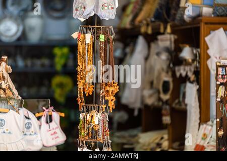 Assisi, Italien - 29. August 2018: Stadtdorf Umbrien mit niemand und einem kleinen Laden, der Rosenkreuz auf der Anzeige mit Olive Woo verkauft Stockfoto