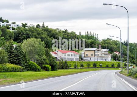 Akureyri, Island - 16. Juni 2018: Blick auf die Straße auf ein großes Fischerdorf mit leerer Straße und Gebäuden Stockfoto