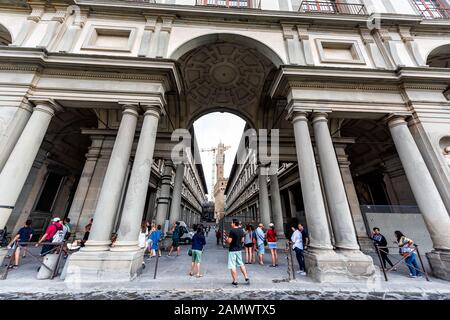 Florenz, Italien - 31. August 2018: Firenze Arch auf dem Bau während des Sommers bewölkt Morgen in der Toskana mit der Piazza degli Uffizii und vielen Menschen breit an Stockfoto