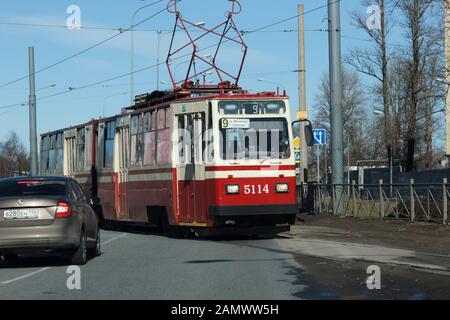 St. Petersburg, Russland, Juni 2019, alltägliche Straßenbahn und Autos auf der Straße in St. Petersburg Stockfoto