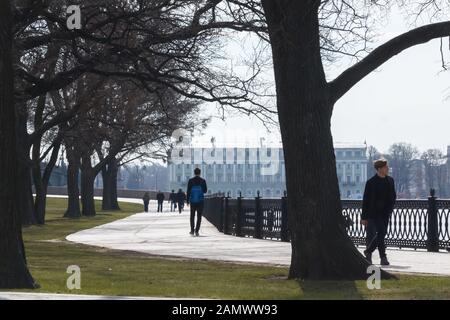 St. Petersburg, Russland, Juni 2019, des Flusses gehen Menschen. Stockfoto