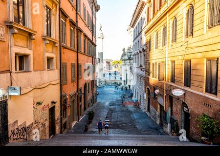 ROM, Italien - 5. September 2018: Enge Gasse der italienischen Straße in der historischen Stadt am Morgen Sonnenaufgang auf Der Via Magnanapoli Stockfoto