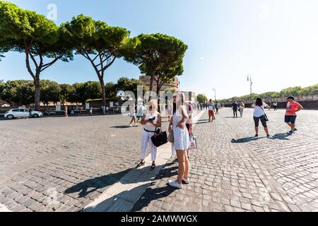 ROM, Italien - 5. September 2018: Architektur der Vatikanstadt außerhalb der sonnigen Straße mit Kopfsteinpflaster und der Burg Engelsburg Stockfoto