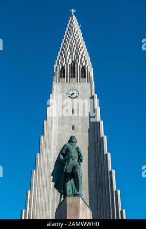 Hallgrimskirkja Pfarrkirche in Reykjavík, Island und die Statue des Entdeckers Leif Erikson Stockfoto