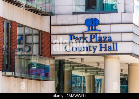 London, Großbritannien - 22. Juni 2018: Nahaufnahme des Hinweisschildes für das Park plaza County Hall Hotel vor dem Gebäude auf der Straße Stockfoto