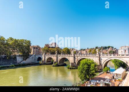 ROM, Italien - 5. September 2018: Blick vom sonnigen Tag der Vatikanstadt und der brücke ponte ST Angelo mit weitem Blick auf den Fluss Tiber Stockfoto