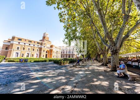 ROM, Italien - 5. September 2018: Menschen außerhalb der Vatikanstadt sonniger Tag mit Blick auf den Park und Gebäude Gerichtsgebäude Tribunale di Sorveglianz Stockfoto