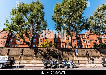 London, Großbritannien - 13. September 2018: Nachbarschaftsstraße mit Ziegelarchitekturhäusern in der Innenstadt von Belgravia Chelsea im sonnigen Weitwinkel Stockfoto