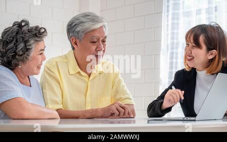 Senior paar Ratschläge von Financial Planner at home. Altern zu Hause Stockfoto