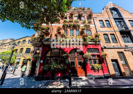 London, Großbritannien - 26. Juni 2018: Covent Garden Neal's Yard Street berühmte Blumendekorationen im Sommer mit Ziegelbauten und Bar-Pub-Restaurant Stockfoto