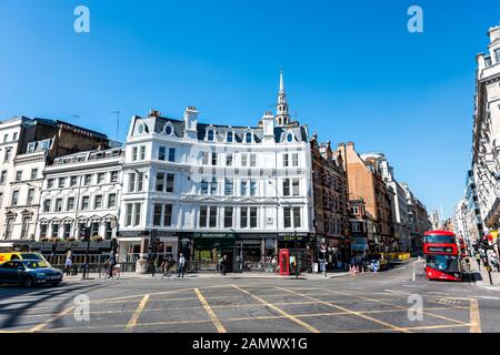 London, Großbritannien - 26. Juni 2018: Straße im Zentrum der Finanzdistriktstadt in der Innenstadt mit alter Architektur an Der Fleet Street und vielen Geschäften im Sommer Stockfoto