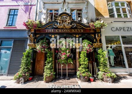 London, Großbritannien - 26. Juni 2018: Covent Garden Neal's Yard Street berühmte Blumendekorationen im Sommer mit Gebäude und Bar Pub-Restaurant Stockfoto