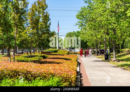 Atlanta, USA - 20. April 2018: Historischer MLK Martin Luther King Jr National Park Walk of Fame in Georgia Downtown, grüne Bäume in der Stadt und Menschen Stockfoto