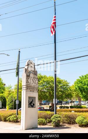 Atlanta, USA - 20. April 2018: Schild für Martin Luther King Jr National Historic Site in Georgia City im Sommer mit Parkblick und amerikanischer Flagge Stockfoto