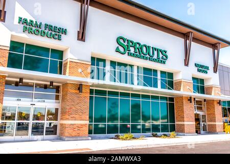 Herndon, USA - 4. November 2019: Außenansicht des Marktes Für Sprösslinge Farmers mit Schild für frische Produkte auf der Straße in Virginia Fairfax County Stockfoto