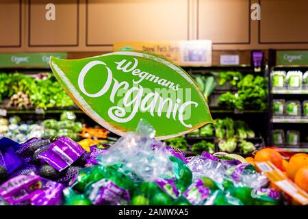 Fairfax, USA - 5. Dezember 2019: Wegmans Lebensmittelgeschäft Inneneinrichtung mit biologischem Vorzeichen in produzieren Gang mit Gemüse Obst Stockfoto