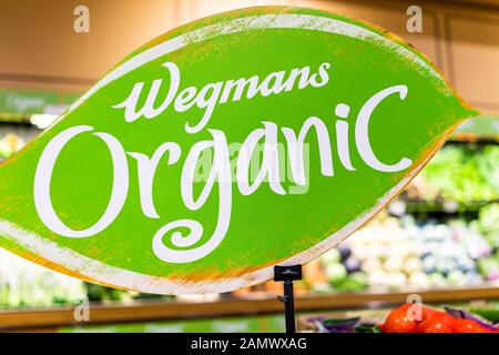 Fairfax, USA - 5. Dezember 2019: Wegmans Lebensmittelgeschäft Inneneinrichtung mit Nahaufnahme von biologischem Beschildertext in produzieren Gang mit Gemüse Obst Stockfoto