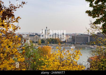 Ansicht der berühmten St. Istvan Basilika in zentral Pest Teil der Stadt gerahmt Bäume im Herbst Laub auf klaren Herbsttag. Reisen Sehenswürdigkeiten und Ziel malerischen Konzept Stockfoto