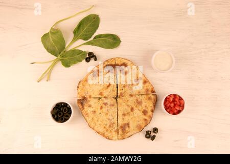 Gesunde gefüllte Calzone Naan mit Gruenen und Gemüse, Huhn Oliven Kräuter Stockfoto