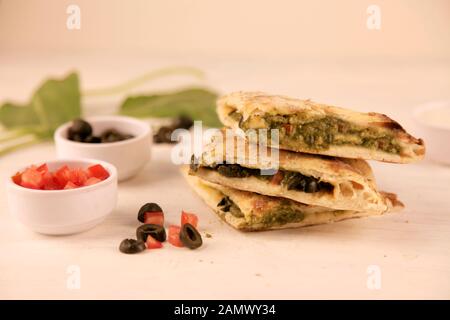 Gesunde gefüllte Calzone Naan mit Gruenen und Gemüse, Huhn Oliven Kräuter Stockfoto