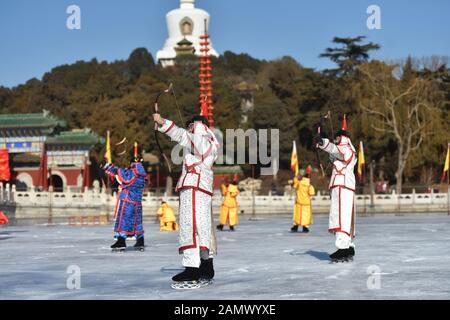 (200115) - Peking, 15. Januar 2020 (Xinhua) - Künstler demonstrieren Bogenschießen im Beihai Park von Peking, der Hauptstadt Chinas, am 14. Januar 2020. Beihai war eine Schlüsselarena für traditionelle Wintersportleistungen in der Qing-Dynastie (1644-1911). (Xinhua/Chen Zhonghao) Stockfoto