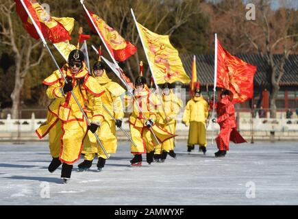 (200115) -- PEKING, 15. Januar 2020 (Xinhua) -- Darsteller skaten im Beihai Park von Peking, der Hauptstadt Chinas, am 14. Januar 2020. Beihai war eine Schlüsselarena für traditionelle Wintersportleistungen in der Qing-Dynastie (1644-1911). (Xinhua/Chen Zhonghao) Stockfoto