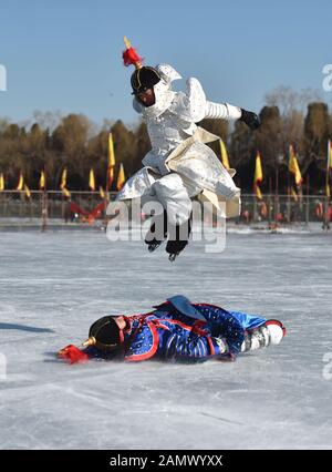 (200115) - Peking, 15. Januar 2020 (Xinhua) - Künstler handeln im Beihai Park von Peking, der Hauptstadt Chinas, am 14. Januar 2020. Beihai war eine Schlüsselarena für traditionelle Wintersportleistungen in der Qing-Dynastie (1644-1911). (Xinhua/Chen Zhonghao) Stockfoto