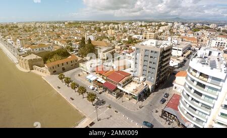 Faszinierendes Stadtbild des Badeortes Larnaca, Zyperntourismus, Vogelperspektive Stockfoto