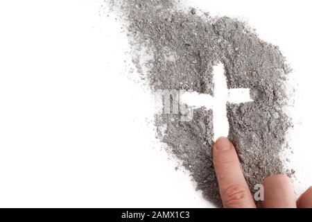 Kreuz aus Asche, Aschermittwochs, abstrakter Hintergrund der Fastenzeit Stockfoto
