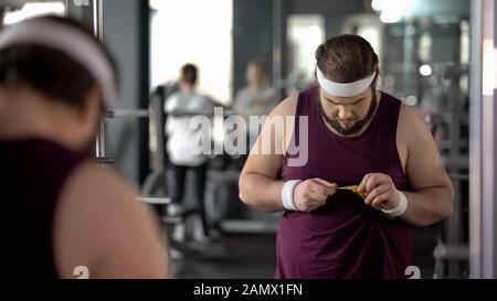 Ubergewicht Mann Seinen Fetten Korper Reflexion Kontrolle In Spiegel Bauch Stretch Mark Stockfotografie Alamy