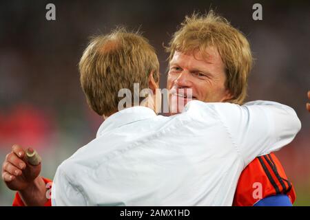 Dortmund, Deutschland. Juli 2006. Firo Football: 07/08/2006 International, Nationalmannschaft, WM 2006 Deutschland 3. Spiel FIFA WM Deutschland - Portugal GER - POR 3: 1 Jurgen Klinsmann verabschiedet sich von Oliver Kahn vom Urheberrecht des Firo-Sportfotos: Pfefferackerstr. 2A 45894 Gelsenkirchen www.firosportphoto.de mail@firosportphoto.de (Volksbank Bosch-Witten) Bankcode: 430 601 29 Kt.NR.: 341 117 100 Tel.: 0209 - 9304402 Fax: 0209 - 9304443 Nutzung weltweite Gutschrift: Dpa/Alamy Live News Stockfoto