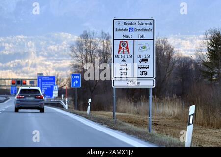 Bad Reichenhall, Deutschland. Januar 2020. Grenzübertritt Walserberg Deutschland/Österreich mit Hinweisschildern MAUT, MAUT, VIGNETTE, Autobahnvignette, Pickerl, Autobahn A8 bei Bad Reichenhall. Verkehrsfunk, Autos, Autobahn, Nutzung weltweit Credit: Dpa/Alamy Live News Stockfoto