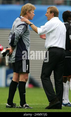 Leipzig, Deutschland. Juni 2005. Firo Fußball, Fußball 26.06.2005 Confed-Cup-Confederation Cup Confederations Cup Spiel 3. Platz Deutschland - Mexiko Mexiko 4: 3 Oliver Kahn und Jurgen Klinsmann im Gespräch nach dem Spiel Copyright von Firo Sportfoto: Pfefferackerstr.2A 45894 Gelsenkirchen mail@firosportphoto.de www. firosportphoto.de (Volksbank Dortmum-Witten) Bankcode: 430 601 29 Aktennr.: 341 117 100 Tel.: 0209 9304402 Fax: 0209 9304443 weltweite Nutzung Credit: Dpa/Alamy Live News Stockfoto