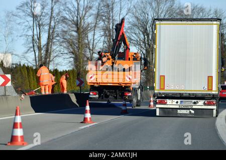 Samerberg, Deutschland. Januar 2020. Wanderbaustelle/Straßenarbeiter auf der AUTOBAHN A8. Baustelle am Tag, Arbeiter, enge Fahrbahn, Bollwerk, Pylon, Verkehrskegel. Sperrung, Straßenverkehr, Autos, Autobahn, Nutzung weltweit Credit: Dpa/Alamy Live News Stockfoto