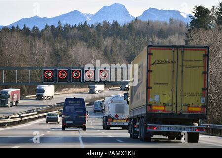 Irschenberg, Deutschland. Januar 2020. Tempoliwith 120, Schilderbrücke, Irschenberg-Autobahn A8 Richtung Süden, Steigung, Berg, Aufstieg. Autobahn A8. Verkehrsfunk, Autos, Autobahn, Nutzung weltweit Credit: Dpa/Alamy Live News Stockfoto