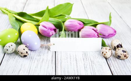 Tulip Bouquet und leer Gruß Ostern Karte mit Eiern Stockfoto