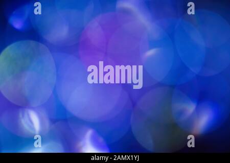 Blaue abstrakte, verschwommene glänzende Glimmerlampe leuchtet Hintergrund. Abstrakte, verschwommene Lichter. Stockfoto