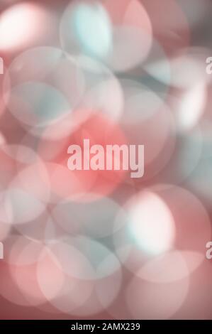 Abstrakt verschwommene glänzende Glimmerlampe leuchtet Hintergrund. Abstrakte, verschwommene Lichter. Vertikales Format. Stockfoto