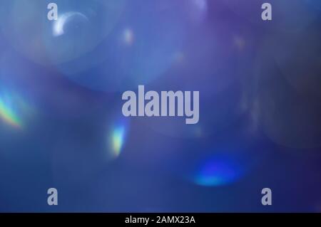 Blaue abstrakte, verschwommene glänzende Glimmerlampe leuchtet Hintergrund. Abstrakte, verschwommene Lichter. Stockfoto