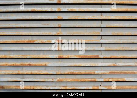 Full Frame Geschossen von Rusty gewellte Mauer, die Stadt Alicante, Spanien Stockfoto