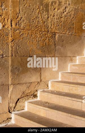Treppe und wand texturen eines Kalkstein glatte Felsen in einem Gebäude, das Alte Viertel, die Stadt Alicante, Spanien Stockfoto