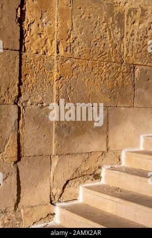 Treppe und wand texturen eines Kalkstein glatte Felsen in einem Gebäude, das Alte Viertel, die Stadt Alicante, Spanien Stockfoto